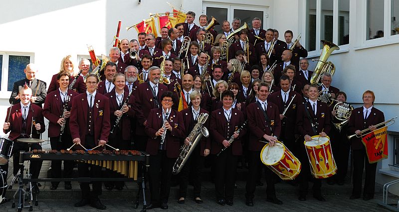 Das Orchester zusammen mit dem Fanfarenzug Das Orchester zusammen mit dem Fanfarenzug