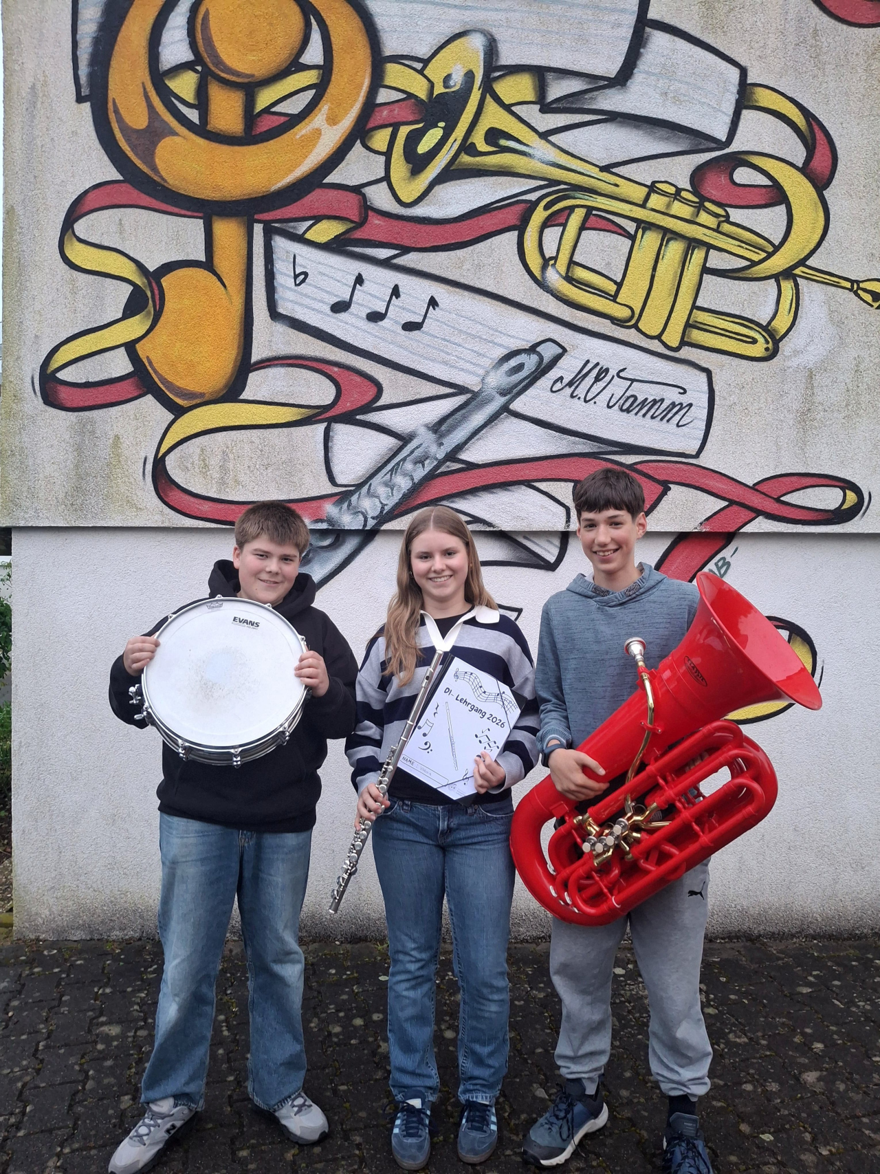 Von links nach rechts: Jonas Deutschmann (Schlagzeug), Viktoria Schmidt (Querflöte) und Leo Böhringer (Tuba) freuen sich über ihren erfolgreichen Abschluss des D1-Lehrgangs. 20260524 D1